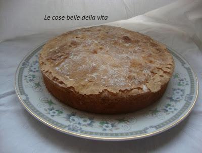 Torta aromatizzata al limone senza glutine e con mela grattugiata nell' impasto