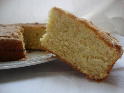 Torta aromatizzata al limone senza glutine e con mela grattugiata nell' impasto