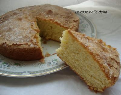 Torta aromatizzata al limone senza glutine e con mela grattugiata nell' impasto