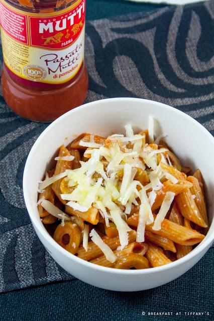 Pasta integrale piccante con pomodoro, olive e caprino toscano