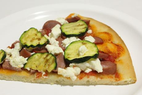 Pizza con zucchine, quartirolo, wurstel e lievito madre