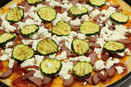 Pizza con zucchine, quartirolo, wurstel e lievito madre