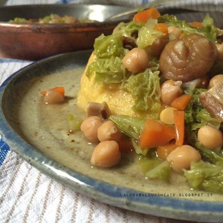 Polenta integrale con sugo di verza ceci e castagne