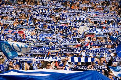 (VIDEO)Great atmosphere of Nordkurve fans of Schalke 04