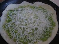 Pizza senza lievito farcita con zucchine da cuocere in padella