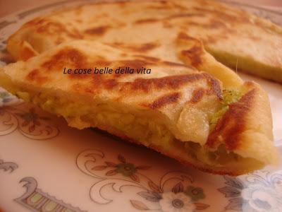 Pizza senza lievito farcita con zucchine da cuocere in padella