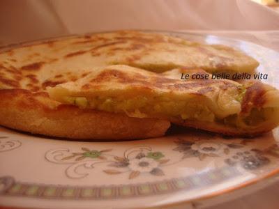 Pizza senza lievito farcita con zucchine da cuocere in padella