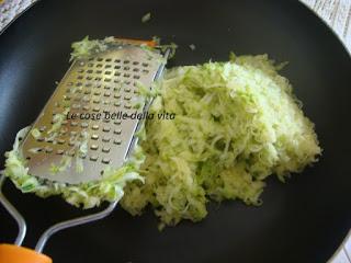 Pizza senza lievito farcita con zucchine da cuocere in padella