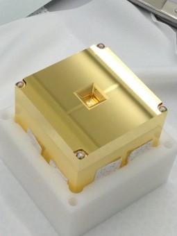 In questa foto, unoa delle due masse di test di LISA Pathfinder. Ogni massa è un cubo d'oro-platino di 4.6 cm di lato pesante circa 1.96 kg. Crediti: CGS SpA