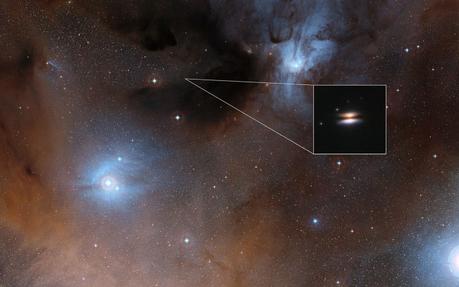 L'immagine principale mostra una parte della regione Rho Ophiuchi mentre l'inserto una veduta infrarossa, molto ingrandita, del 