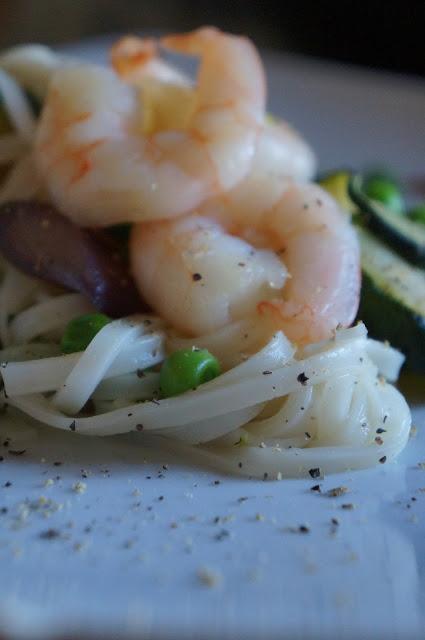 Noodles di Riso con Zucchine, Piselli e Gamberetti