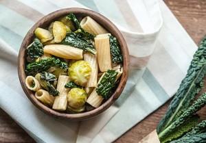 Tortiglioni vegan con cavolini di Bruxelles e cavolo nero