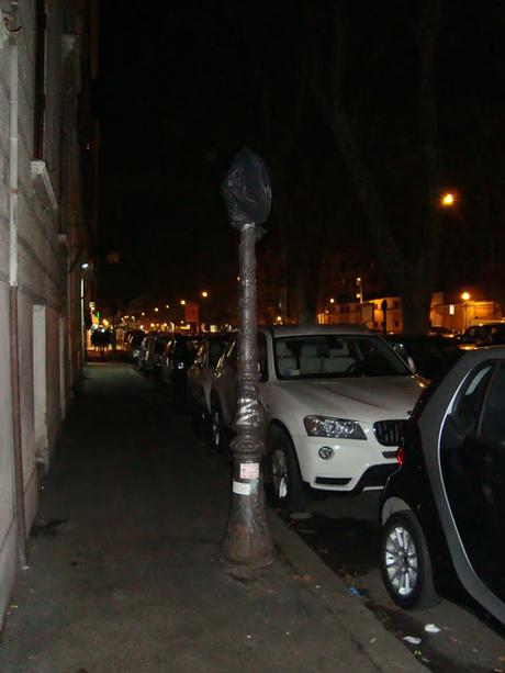 Il totale delirio del Rione Prati: pali della luce segati per rubare metallo, bancarelle assassine e molto altro