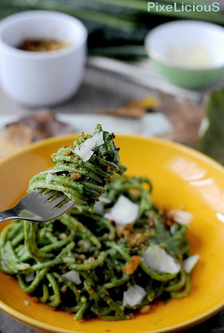 Spaghetti alla Chitarra con Pesto di Cavolo Nero, Briciole di Pane alla Cipolla e Scaglie di Pecorino di Fossa