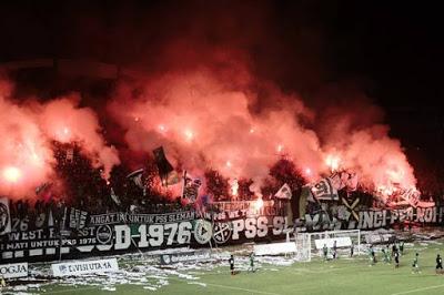 (VIDEO)Amazing action. PSS Sleman fans, Indonesia.