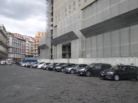 auto blu parcheggiate a piazza del plebiscito per il vertice con Alfano auto blu parcheggiate a piazza del plebiscito per il vertice con Alfano