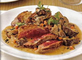 Tagliata di manzo ai porcini con aglio e timo.