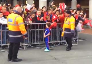 (VIDEO)From father to son! Young football fans passion!