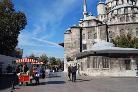 Il Bosforo, le bombe e il canto di Istanbul