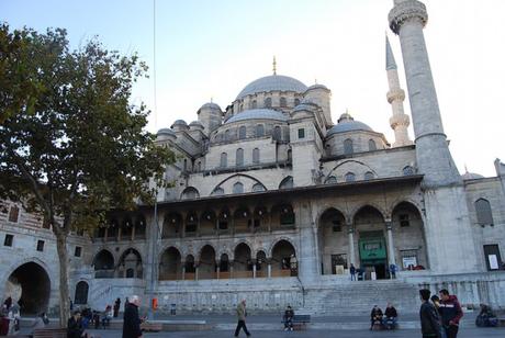 Il Bosforo, le bombe e il canto di Istanbul