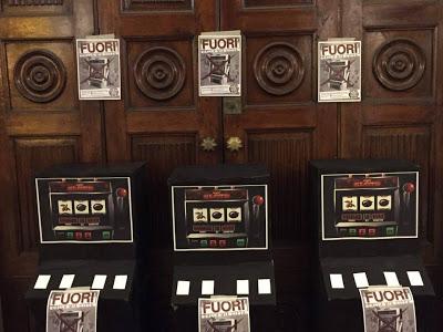 VOGHERA (pv). Slot di cartone e volantini: CasaPound contro il gioco d'azzardo. Merlini: “Il Comune intanto non fa nulla”.