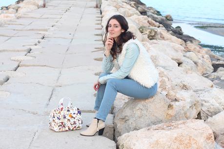 Look per l'inverno: gilet di pelliccia, borsa Piero Guidi e collana Larimar