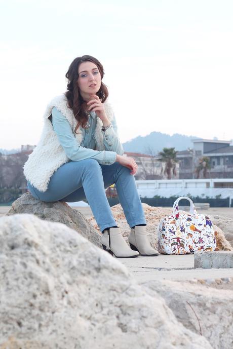 Look per l'inverno: gilet di pelliccia, borsa Piero Guidi e collana Larimar