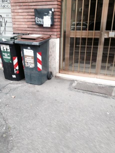 A Testaccio la morte del porta a porta. Decine di bidoncini buttati in strada e l'Ama non sanziona da novembre