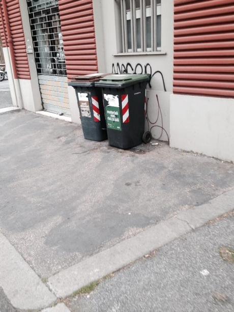 A Testaccio la morte del porta a porta. Decine di bidoncini buttati in strada e l'Ama non sanziona da novembre