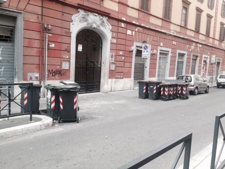 A Testaccio la morte del porta a porta. Decine di bidoncini buttati in strada e l'Ama non sanziona da novembre