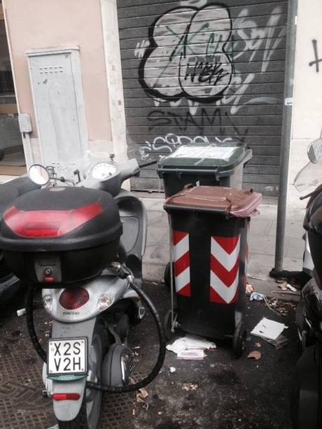 A Testaccio la morte del porta a porta. Decine di bidoncini buttati in strada e l'Ama non sanziona da novembre