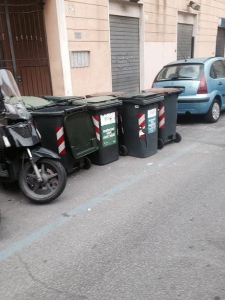 A Testaccio la morte del porta a porta. Decine di bidoncini buttati in strada e l'Ama non sanziona da novembre