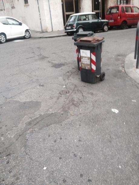 A Testaccio la morte del porta a porta. Decine di bidoncini buttati in strada e l'Ama non sanziona da novembre