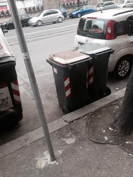 A Testaccio la morte del porta a porta. Decine di bidoncini buttati in strada e l'Ama non sanziona da novembre