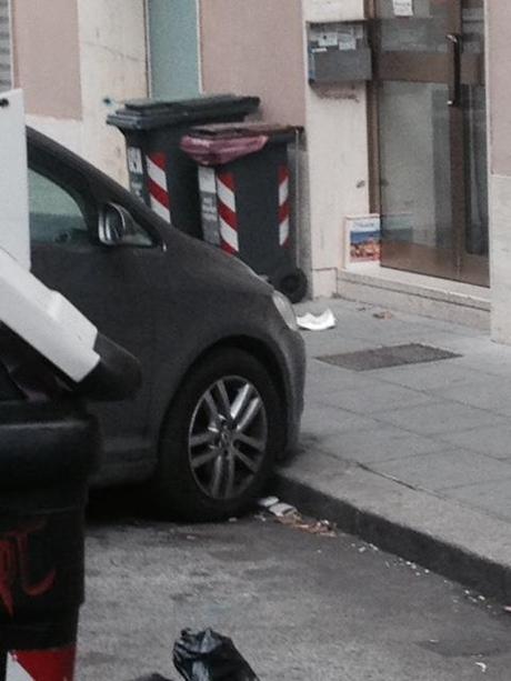 A Testaccio la morte del porta a porta. Decine di bidoncini buttati in strada e l'Ama non sanziona da novembre