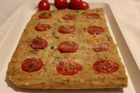 Focaccia di pane raffermo con formaggio, olive e pomodorini