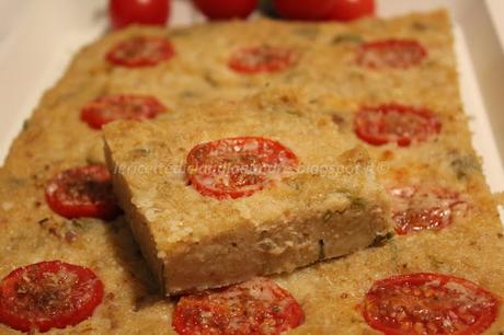 Focaccia di pane raffermo con formaggio, olive e pomodorini