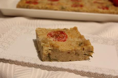 Focaccia di pane raffermo con formaggio, olive e pomodorini