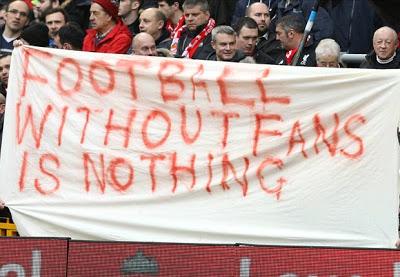 (VIDEO)I tifosi del Liverpool abbandonano Anfield al 77° per protesta contro il costo di 77 sterline della Main Stand per il 2016/17
