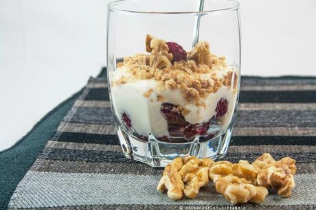 Yogurt greco con lamponi, noci e biscotti sbriciolati