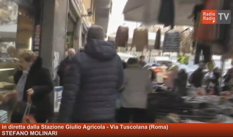 Sulla Tuscolana non si cammina causa bancarelle. Radio Radio fa un servizio e la troupe viene aggredita