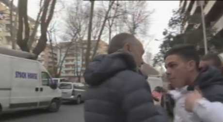 Sulla Tuscolana non si cammina causa bancarelle. Radio Radio fa un servizio e la troupe viene aggredita