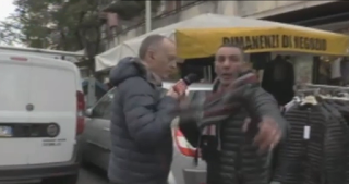 Sulla Tuscolana non si cammina causa bancarelle. Radio Radio fa un servizio e la troupe viene aggredita