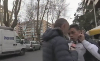 Sulla Tuscolana non si cammina causa bancarelle. Radio Radio fa un servizio e la troupe viene aggredita