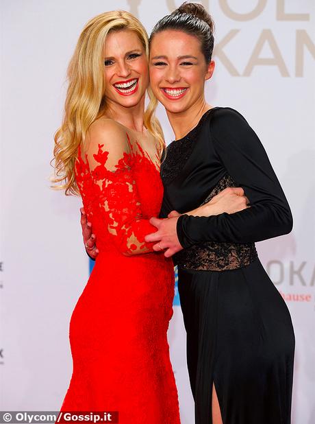 Michelle Hunziker e Aurora Ramazzotti sul red carpet della Goldene Kamera 2016: mamma e figlia strepitose in lungo, una in rosso e l'altra in nero