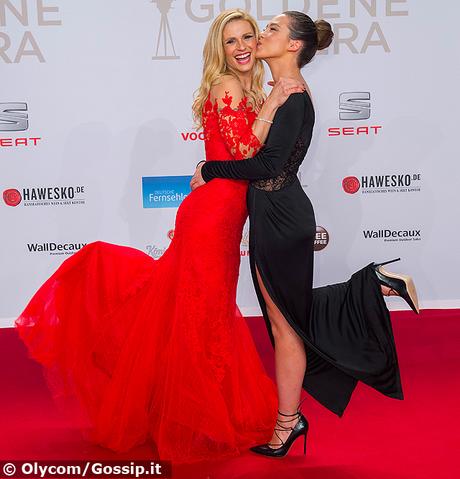 Michelle Hunziker e Aurora Ramazzotti sul red carpet della Goldene Kamera 2016: mamma e figlia strepitose in lungo, una in rosso e l'altra in nero