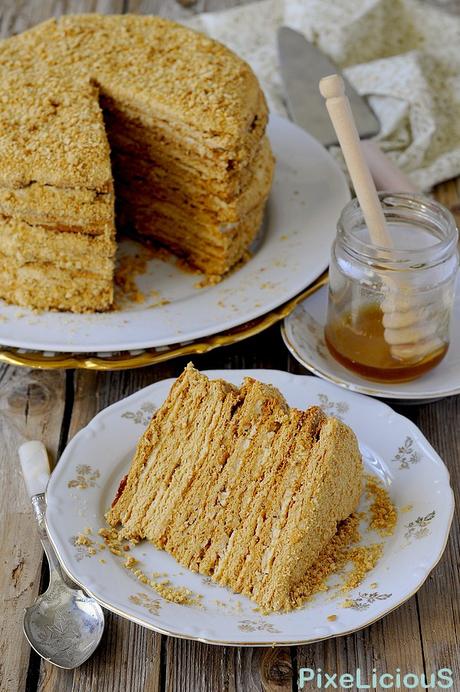 Medovik (Torta Russa al Miele con Crema di Mascarpone e Latte Condensato)