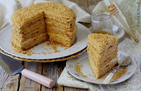 Medovik (Torta Russa al Miele con Crema di Mascarpone e Latte Condensato)