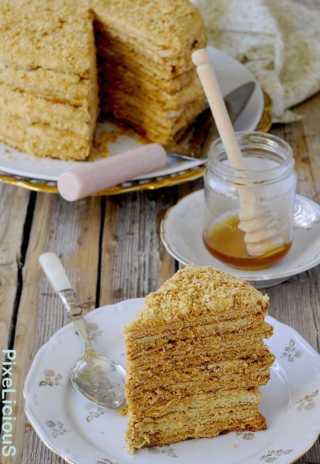 Medovik (Torta Russa al Miele con Crema di Mascarpone e Latte Condensato)