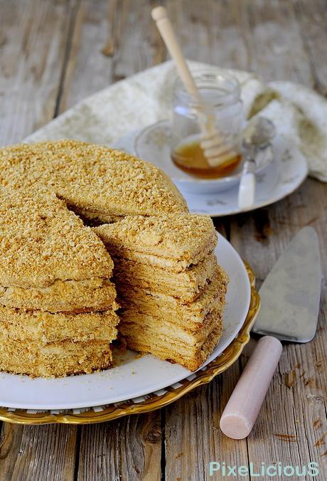 Medovik (Torta Russa al Miele con Crema di Mascarpone e Latte Condensato)